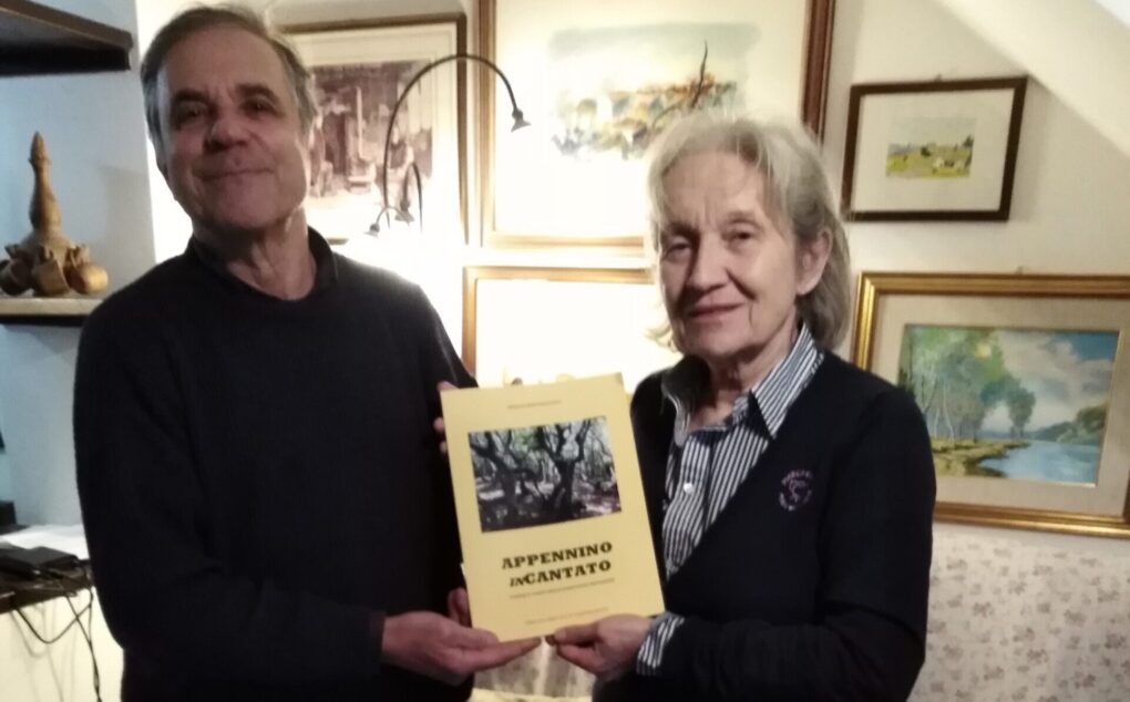 L’autore con la prima copia dell’opera in omaggio alla professoressa Clementina Santi, Presidente dell’Associazione Reggiani Scrittori